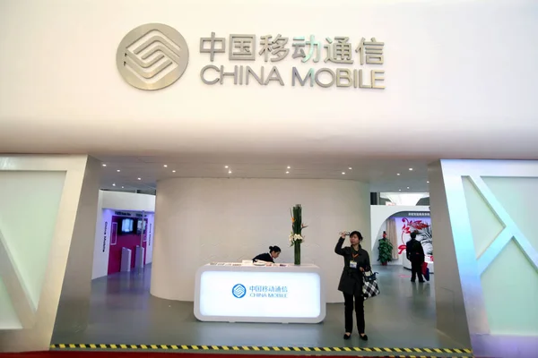 Eine Chinesin Stand Von China Mobile Während Einer Ausstellung Shanghai — Stockfoto