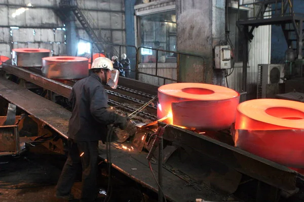 Trabalhador Fabril Chinês Corta Rolos Produtos Siderúrgicos Uma Fábrica Aço — Fotografia de Stock