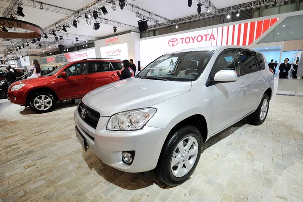 丰田Rav4Suvs在2009年4月20日于中国上海举行的第13届上海国际汽车工业博览会上展出 — 图库照片