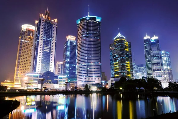 Éjszakai Kilátás Felhőkarcolók Irodaházak Lujiazui Pénzügyi Negyedében Pudong Shanghai Kína — Stock Fotó