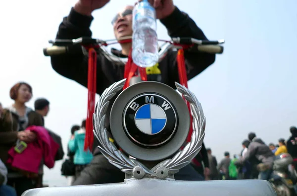 Wenjun Displays His Alleged Bmw Bicycle Hangzhou City East Chinas — Stock Photo, Image