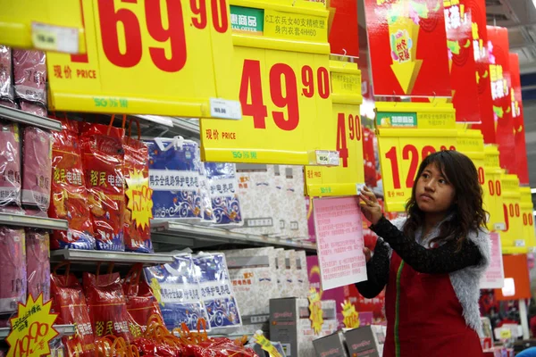 Китайский Персонал Обновляет Ценники Супермаркете Округе Хайан Город Наньтун Восточный — стоковое фото