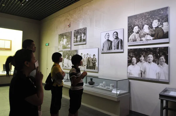 Chinesische Trauernde Betrachten Historische Fotos Einem Denkmal Von Deng Xiaoping — Stockfoto