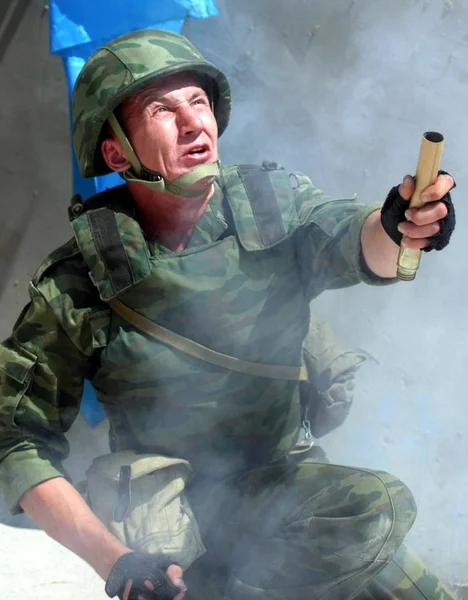 Soldado Russo Lança Granada Fumaça Durante Missão Paz 2009 Exercício — Fotografia de Stock