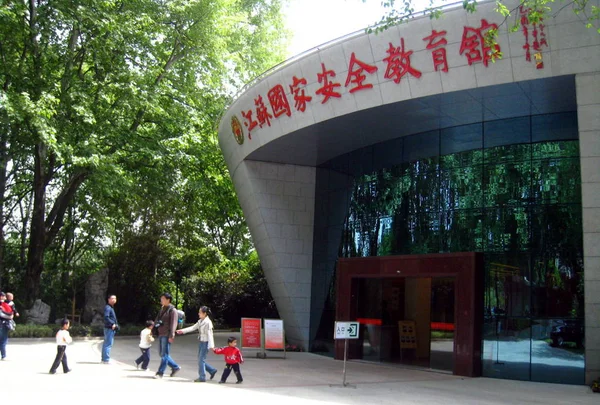 中国人は2009年4月25日 中国東部江蘇省南京市のユワタイ殉教者記念公園にある江蘇省国家安全保障教育博物館を通り過ぎる — ストック写真