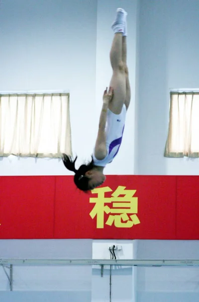 Trochę Chińskich Ćwiczeń Sportowca Trampoliny Przed Znakiem Rozumieniu Stabilny Podczas — Zdjęcie stockowe