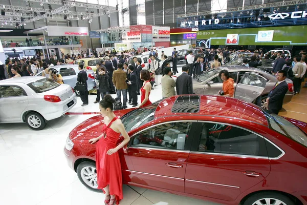 Multitud Visitantes Observan Los Coches Chery 13ª Exposición Internacional Industria — Foto de Stock