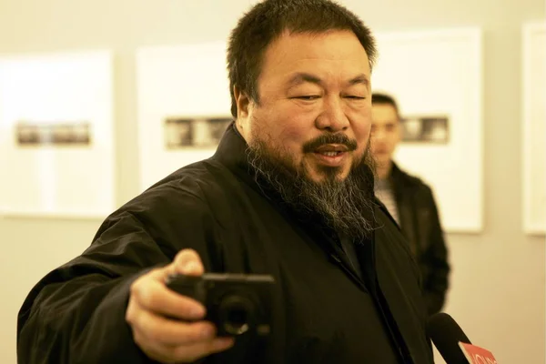 Artista Chino Weiwei Visto Durante Una Exposición Fotografía Beijing China —  Fotos de Stock