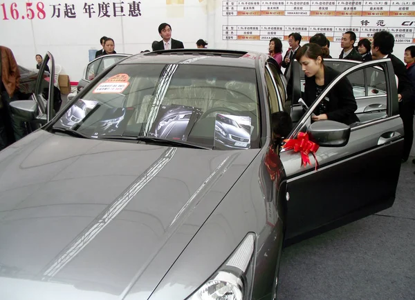 2010년 11월 21일 장쑤성 창저우에서 자동차 쇼에서 자동차 구매자들이 자동차를 — 스톡 사진