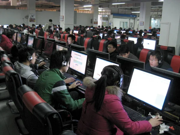 Chińskich Użytkowników Internetu Grać Gry Online Surfować Internecie Kawiarence Internetowej — Zdjęcie stockowe