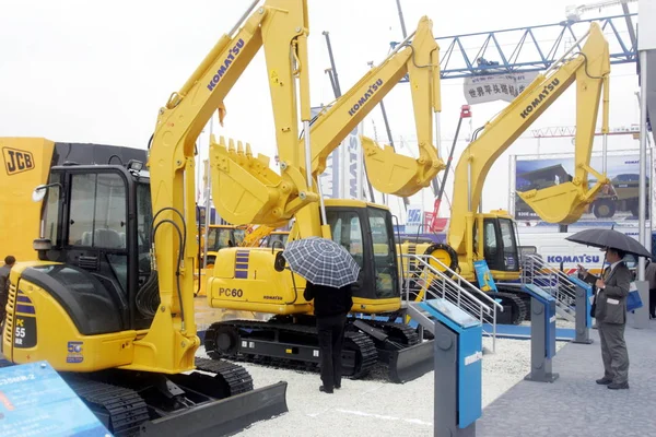 Besucher Betrachten Komatsu Bagger Während Einer Baumaschinenausstellung Shanghai China November — Stockfoto