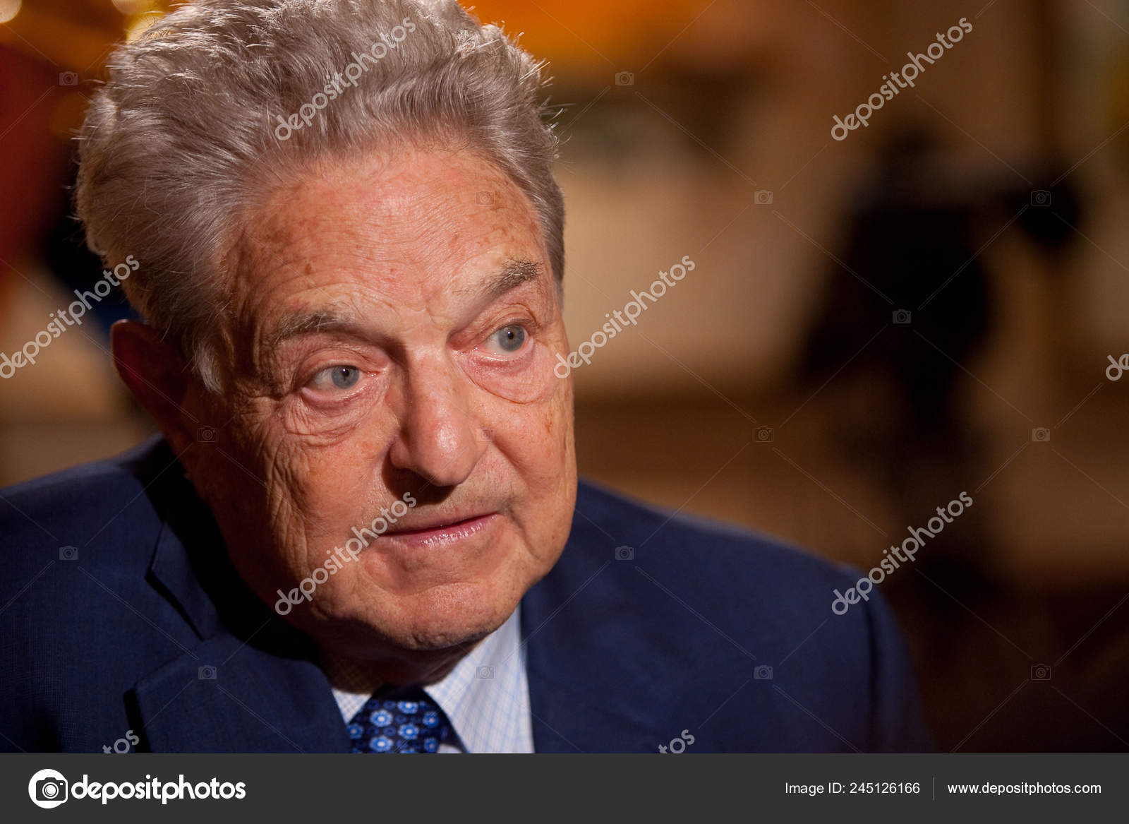 2009年6月5日星期五索罗斯基金管理与开放社会主席金融家乔治索罗斯在中国上海接受采访时被看到—— 库存社论照片© IC Photo  #245126166