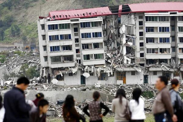 Chinesische Bürger Betrachten Die Wohngebäude Die Durch Das Erdbeben Vom — Stockfoto