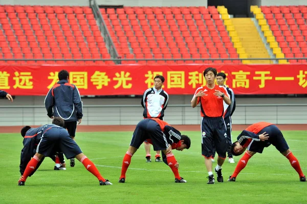 Члени Китайського Національного Чоловіча Футбольної Команди Видно Тренуванні Jinshan Футбольного — стокове фото