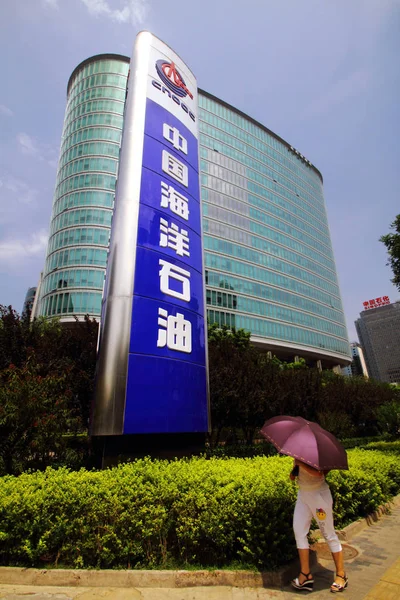 Una Mujer China Pasa Junto Una Junta Nombre Cnooc China — Foto de Stock