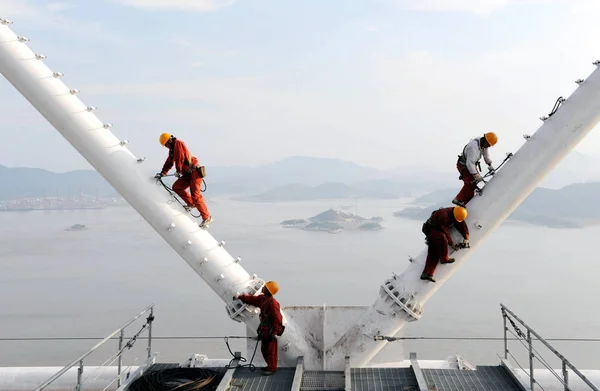 Kinesiska Byggnadsarbetare Ses 370 Meter Lång Pylon Uppbyggnad Damaoshan Mountain — Stockfoto