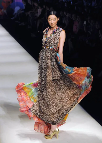 Modell Parader Modevisning Designern Chris Chang Den Shanghai Fashion Week — Stockfoto
