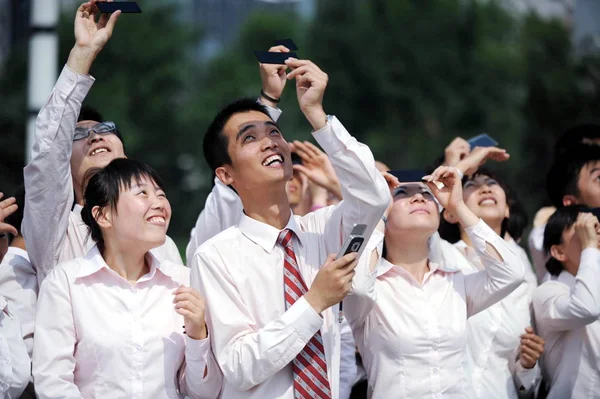 Local Chinese Citizens Look Black Glass Partial Eclipse Total Solar — Stock Photo, Image