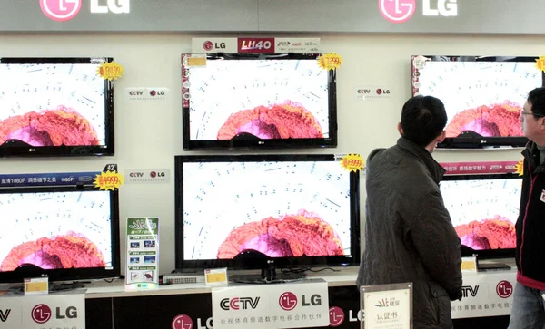 Clientes Chinos Compran Televisores Lcd Una Tienda Electrodomésticos Ciudad Yichang —  Fotos de Stock