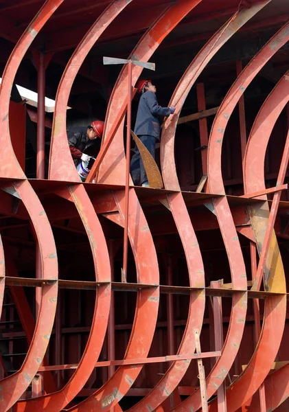 Trabajadores Chinos Pintan Quilla Barco Que Está Construyendo Astillero Yuxin —  Fotos de Stock