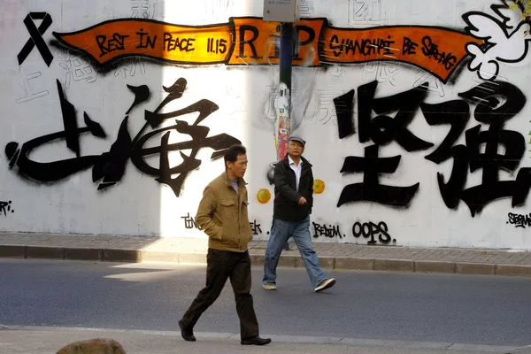 Lokalbefolkningen Förbi Bit Graffiti Till Minne Jiaozhou Fire Som Dödade — Stockfoto