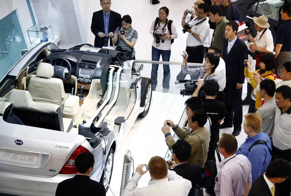 Visitatori Guardare F6Dm Durante Shanghai International Automobile Industry Exhibition Noto — Foto Stock