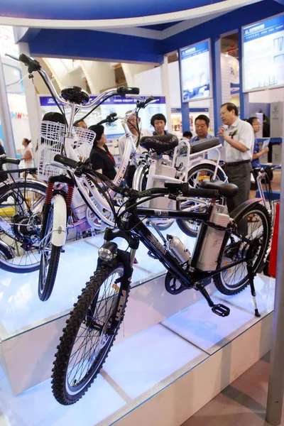 Les Visiteurs Regardent Des Vélos Électriques Lors Une Exposition Tianjin — Photo