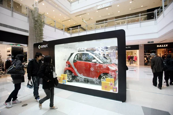 Nakupující Podívejte Smart Fortwo Vystavované Prodejních Automatech Nákupním Středisku Grand — Stock fotografie