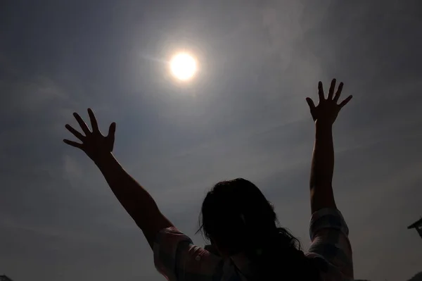 Uma Jovem Chinesa Celebra Enquanto Olha Para Eclipse Parcial Eclipse — Fotografia de Stock