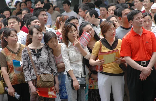 中国の親を待つ日曜日 2009 南西の中国四川省の成都で国立大学入学試験の試験サイト外の子供たち — ストック写真
