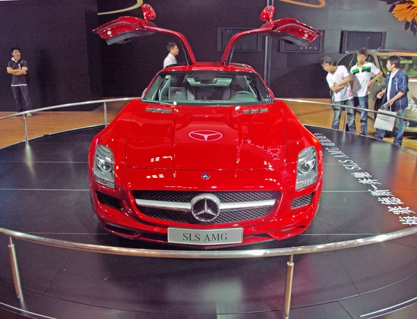 Jovens Chineses Olham Para Mercedes Benz Sls Amg Durante Show — Fotografia de Stock