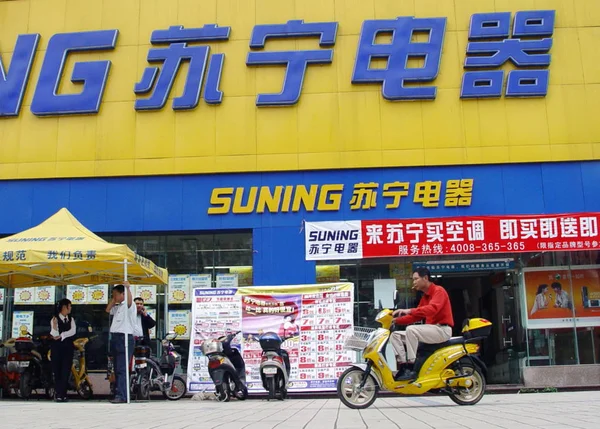 Homem Chinês Anda Moto Passado Uma Cadeia Loja Suning Haikou — Fotografia de Stock
