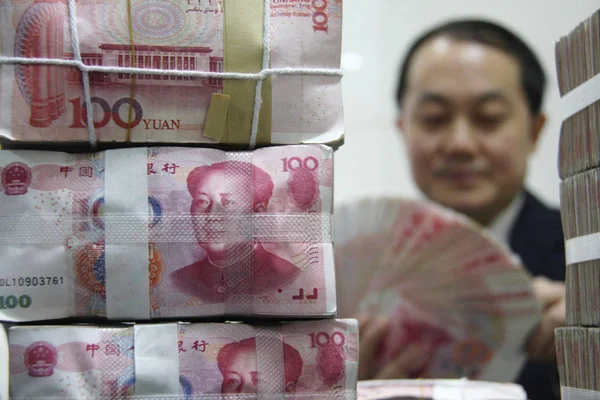 Китайский Клерк Считает Банкноты Юаня Банке Городе Наньтун Провинция Цзянсу — стоковое фото