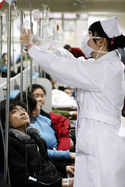 Une Infirmière Chinoise Effectue Une Transfusion Pour Patient Hôpital Des — Photo