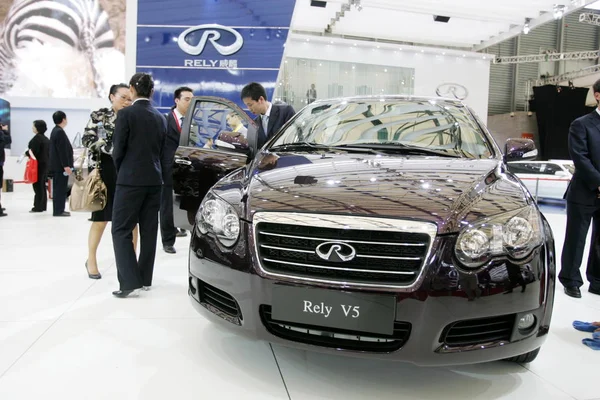 Les Visiteurs Regardent Chery Rely 13E Salon International Industrie Automobile — Photo