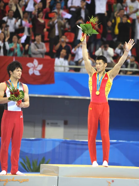 Chinas Zhang Chenglong Obchodzi Swój Złoty Medal Podium Podczas Ceremonii — Zdjęcie stockowe