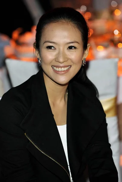 中国の女優チャン ツィイーは 木曜日 2009 Veva Qxm 中国の携帯電話メーカーで高級携帯電話のプロモーション イベント中に見します — ストック写真