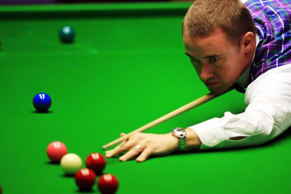 Scotlands Stephen Hendry Gra Strzał Rywalizując Porcelana Ding Junhui Niewidoczne — Zdjęcie stockowe