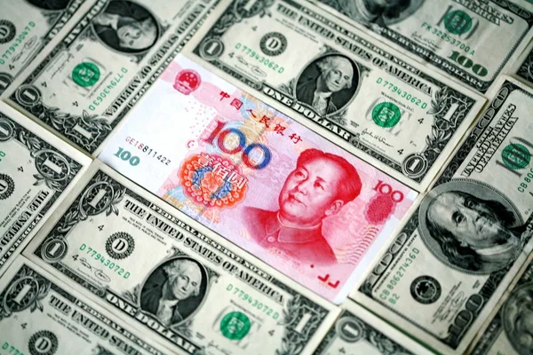 Billete Yuan Rmb Renminbi Rodeado Billetes Dólares Estadounidenses Banco Ciudad — Foto de Stock