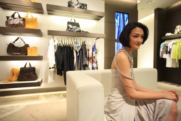 2009年4月23日星期四 在中国上海举行的席琳促销活动中 日本顶级模特 Tominaga 在席琳专卖店被看到 — 图库照片