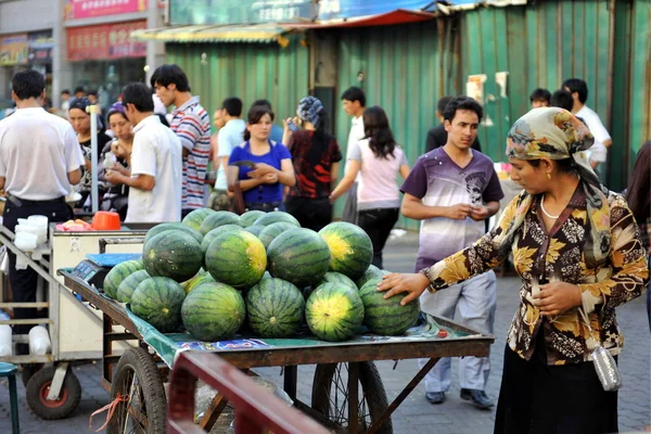 Des Citoyens Ouïgours Chinois Passent Devant Des Étals Dans Une — Photo
