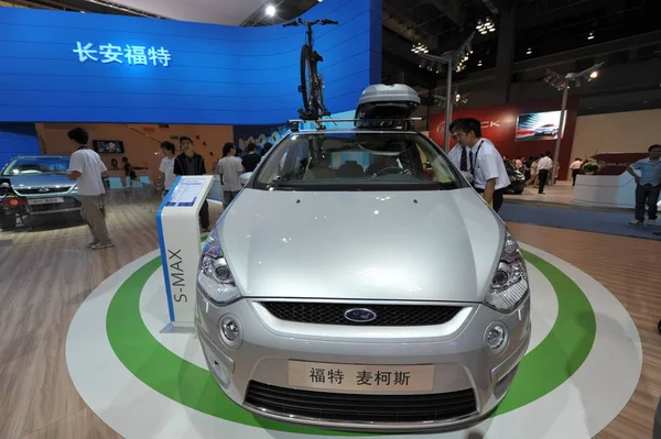 Látogatók Nézd Meg Ford Max Alatt Auto Show Chongqing Kína — Stock Fotó