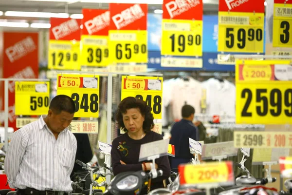 Kinesiska Shoppare Titta Elektriska Cyklar Till Försäljning Befordran Stormarknad Shanghai — Stockfoto