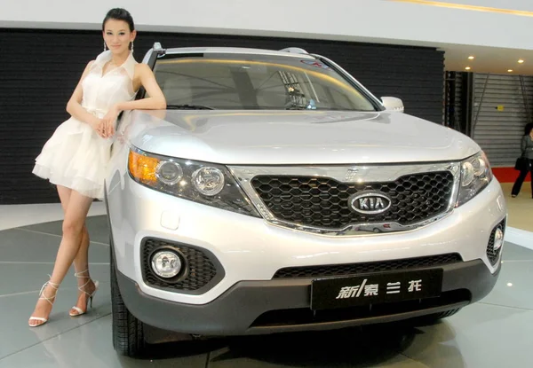 2009年4月20日星期一 在中国上海举行的第十三届上海国际汽车工业展览会 2009年上海车展 一个模特与起亚新索伦托合影 — 图库照片