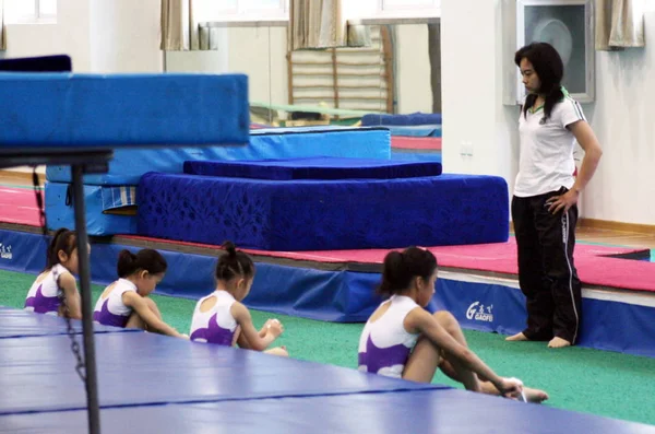 Little Chińskich Sportowców Trampoliny Ćwiczenia Podczas Sesji Treningowej Fuzhou Baza — Zdjęcie stockowe