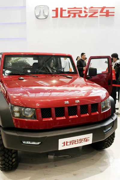 Visitatori Cinesi Guardano Auto Prodotta Baic Beijing Automotive Industry Corporation — Foto Stock