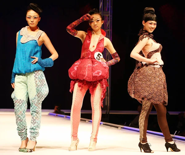 Çince Modelleri Geçit Töreni Sırasında Haining Çin Örgü Triko Moda — Stok fotoğraf