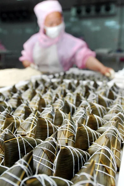 Trabalhador Fábrica Chinesa Faz Zongzi Uma Espécie Bolinhos Arroz Glutinoso — Fotografia de Stock