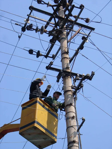 Kinesiska Elektriker Kontrollera Och Reparera Elnät Och Kraftöverföringsutrustning Qiqihar City — Stockfoto