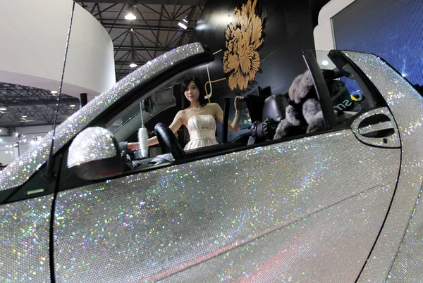 Chinese Model Poses Next Crystal Studded Smart Car Auto Show — Stock Photo, Image